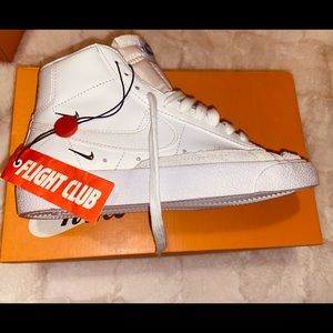 Nike Blazers MID Size: 5.5  Color: White// Metallic Gold